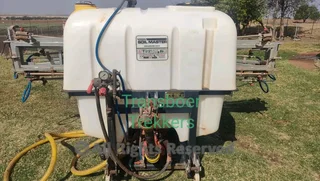 Prys verlaag !!2021 Soilmaster gifspuit 800L en 14m boomMet nuwe pomp opR39 000&#43; btw