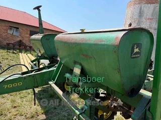2 x 2ry 7ft John Deere 7000 plantersKorrelkunsmis