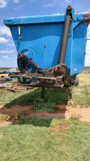 2010 Kearney 45 kub m Side tipperPapiere in ordeHidrolies in goeie weekende rowatandGebruik vir graa