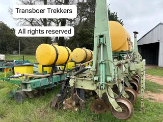 6ry 91 Orthman met John Deere 1750 Kontakdryf, gifspuit(kort net pomp)