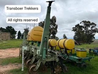 6ry 91 Orthman met John Deere 1750 Kontakdryf, gifspuit(kort net pomp)