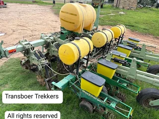 6ry 91 Orthman met John Deere 1750 Kontakdryf, gifspuit(kort net pomp)