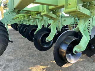 Orthman 12 ry .76Nuwe bearings, sny coulters en nuwe skare