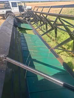 2 x 6m Macdon platsnyersBaie goeie toestand