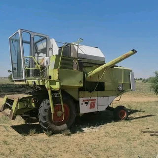 Claas Dominator 66 stroper Stroper is in &#39;n werkende toestand. Het 6 silinder Perkins enjin in