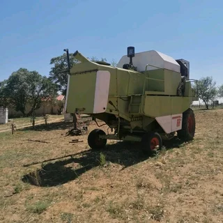 Claas Dominator 66 stroper Stroper is in &#39;n werkende toestand. Het 6 silinder Perkins enjin in