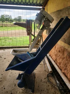 Hammermeule/auger eenheid met konsentraat mixer. Asook kort uitlaai auger