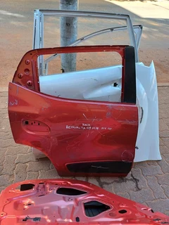 RENAULT CLIO 4 BACK LEFT DOOR