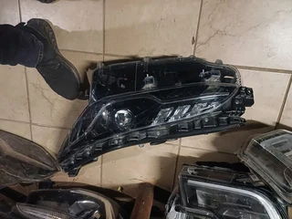 TOYOTA FORTUNER LEFT HEADLIGHT 2021 2022 MODEL
