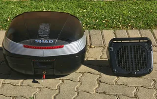 SHAD SH-37 Top Box - Bracket included - LIKE NEW!Top box is like brand new with Keys and mounting br