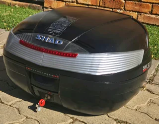 SHAD SH-37 Top Box - Bracket included - LIKE NEW!Top box is like brand new with Keys and mounting br