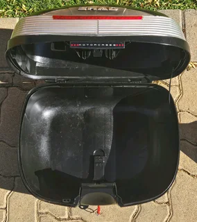 SHAD SH-37 Top Box - Bracket included - LIKE NEW!Top box is like brand new with Keys and mounting br