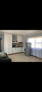 En-suite room available in Summe