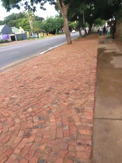 Cobble half brick paving