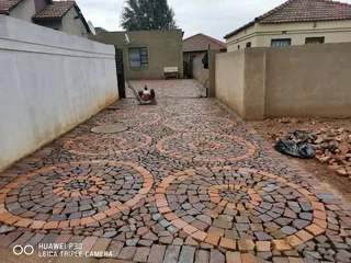 Cobble half brick Paving