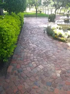Cobble half brick Paving