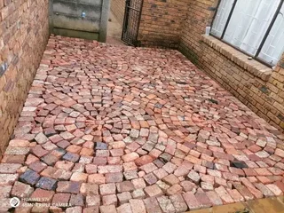 Cobble half brick Paving