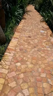 Cobble half brick Paving