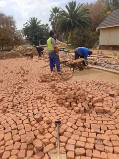 Cobble half brick Paving