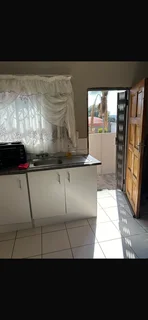 Fully furnished bachelor apartment for rental in Flora park