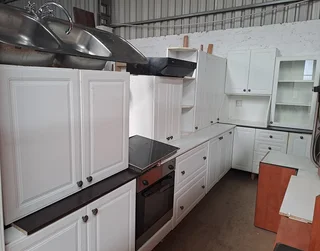 Kitchens-white Wrap Kitchen In Good Condition!