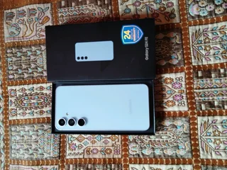 Selling brand new Samsung Galaxy S24 FE dual sim card 256gb ram8gb