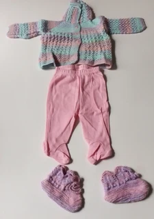 a hand knitted babyset (3-6 months old)