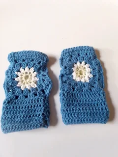 Crochet daisy fingerless gloves