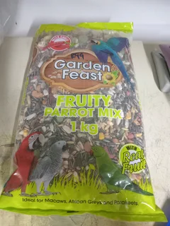 Garden feast fruity parrot mix