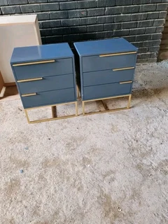 Pedestals and side tables