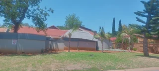 Luxury Living: Spacious 5-Bedroom Home with Pool &amp; Bar!
