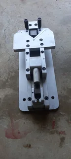 Aluminium window corner crimper