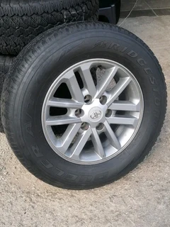Toyota Hilux 17 TWINSPOKE Mag Rim (WITH USED TYRE)