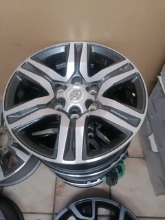 Toyota Hilux 17 Inch Diamond Cut Mag Rims (with Wheel Caps)