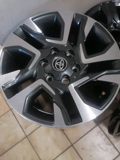 Toyota Hilux Fortuner 18 Mag Rims (WITH WHEEL CAPS)