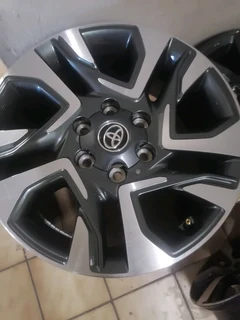 Toyota Hilux Fortuner 18 Mag Rims (WITH WHEEL CAPS)