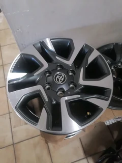 Toyota Hilux Fortuner 18 Mag Rims (WITH WHEEL CAPS)