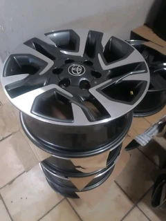 Toyota Hilux Fortuner 18 Mag Rims (WITH WHEEL CAPS)
