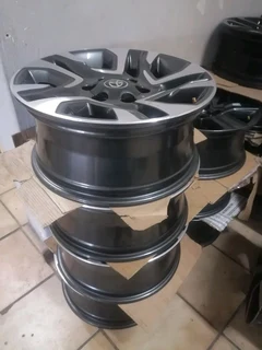 Toyota Hilux Fortuner 18 Mag Rims (WITH WHEEL CAPS)