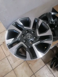 Toyota Hilux Fortuner 18 Mag Rims (with Wheel Caps)
