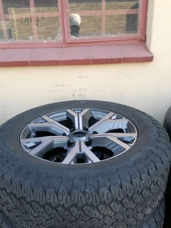 Isuzu 18 Dmx Mag Rims (with Used Tyres)
