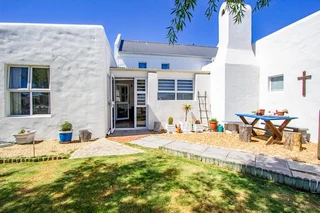 Relaxed living in this 2 bedroom Fisherman cottage with extra loft room and double garage.