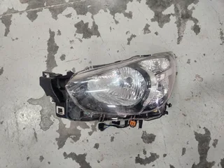 2017 mazda 2 left headlight