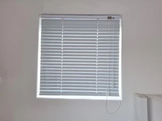  Upgrade Your Windows with Stylish Blinds! 