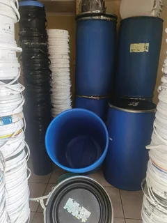 Black and white 20litre clean buckets with lids