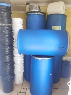 Black and white 20litre clean buckets with lids