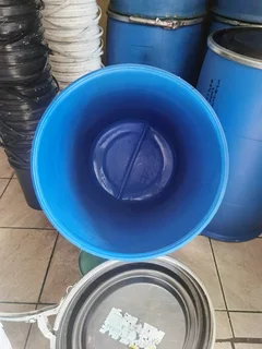 Black and white 20litre clean buckets with lids