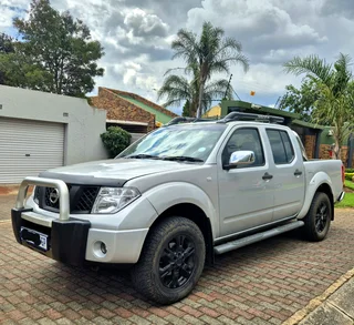 NISSAN NAVARA 4X4 DOUBLE CAB 2.5 DCI IN (AMAZING CONDITION)  POWERFUL BAKKIE