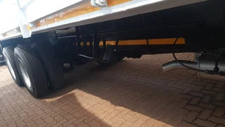 Nissan UD 100 double axle 14 tone