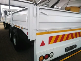 Nissan UD 100 double axle 14 tone